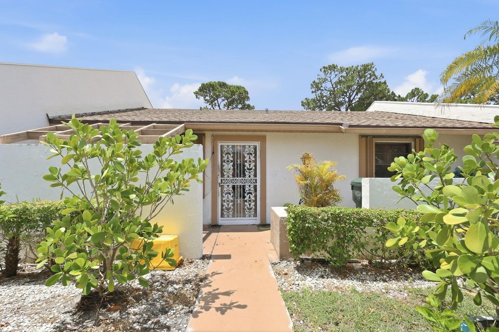 6126 Fairfield Circle, Greenacres, FL 33463