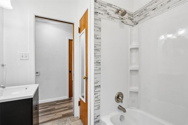 312 S 15th Avenue W, Newton, IA 50208