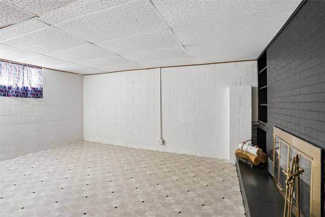 312 S 15th Avenue W, Newton, IA 50208
