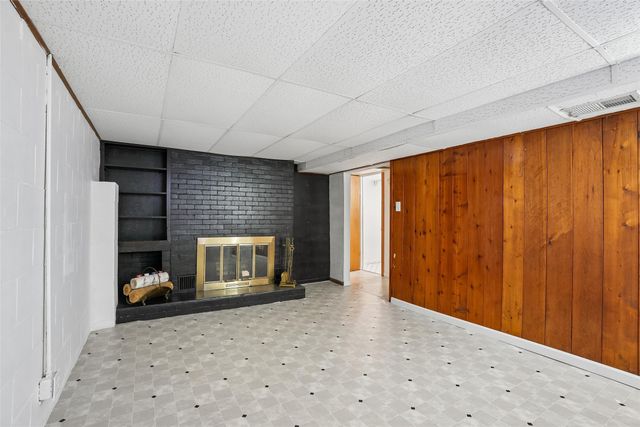 312 S 15th Avenue W, Newton, IA 50208