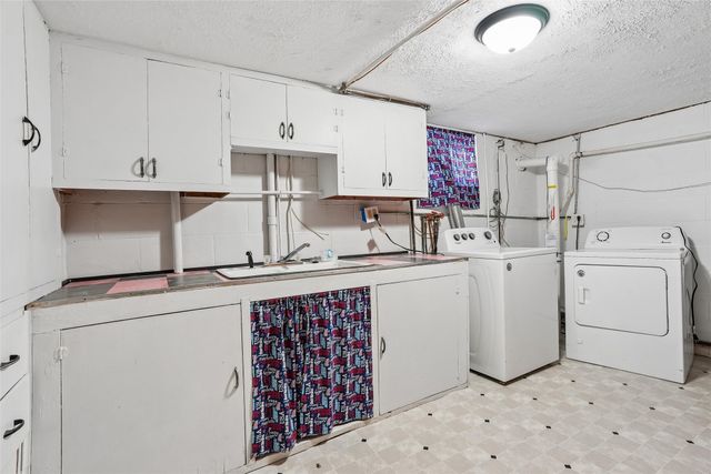 312 S 15th Avenue W, Newton, IA 50208