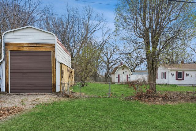 312 S 15th Avenue W, Newton, IA 50208