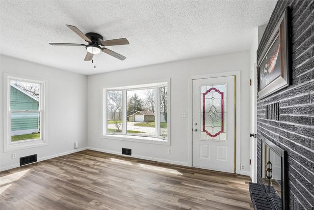 312 S 15th Avenue W, Newton, IA 50208