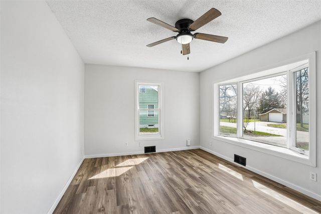 312 S 15th Avenue W, Newton, IA 50208