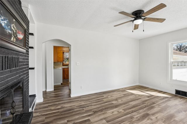 312 S 15th Avenue W, Newton, IA 50208