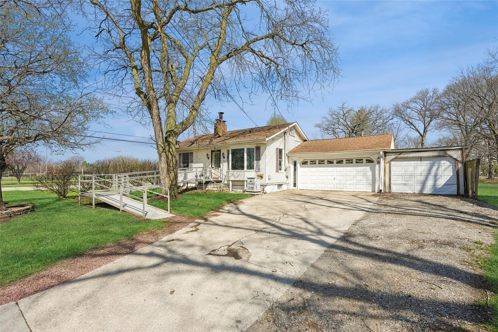 312 S 15th Avenue W, Newton, IA 50208