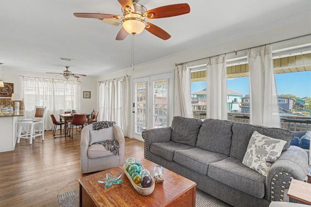 137 Tarpon Street, Bayou Vista, TX 77563