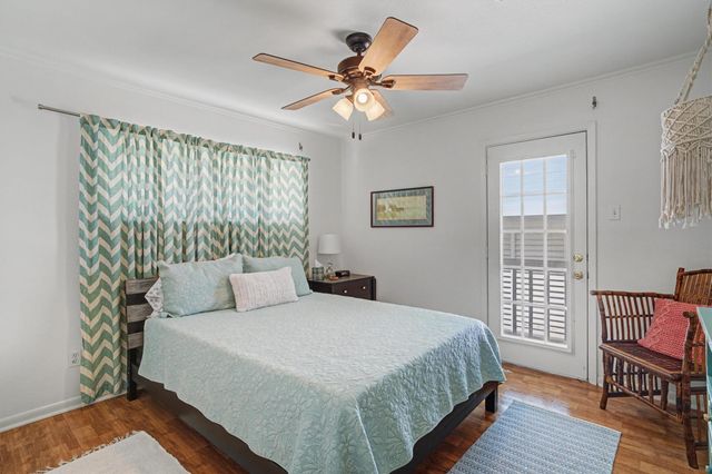 137 Tarpon Street, Bayou Vista, TX 77563