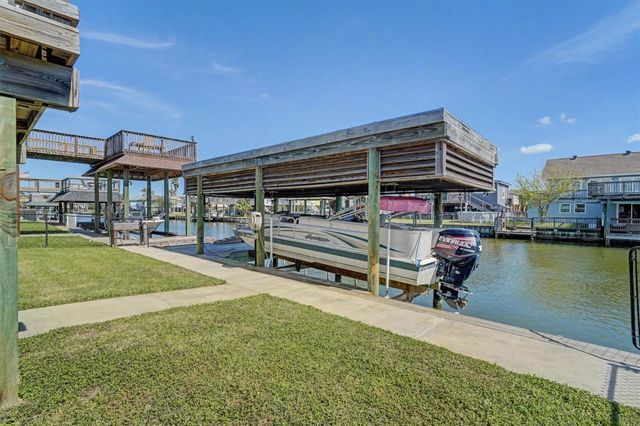 137 Tarpon Street, Bayou Vista, TX 77563