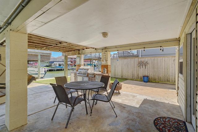 137 Tarpon Street, Bayou Vista, TX 77563