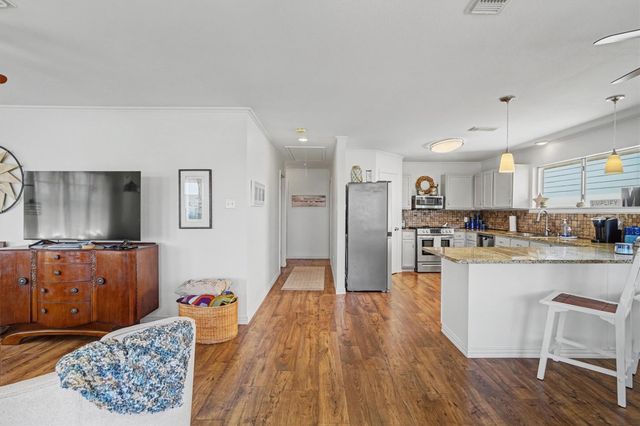 137 Tarpon Street, Bayou Vista, TX 77563