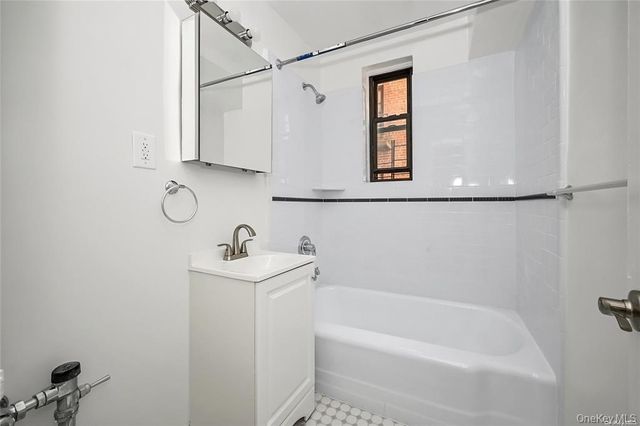 1040 Neilson Street 3D, Far Rockaway, NY 11691