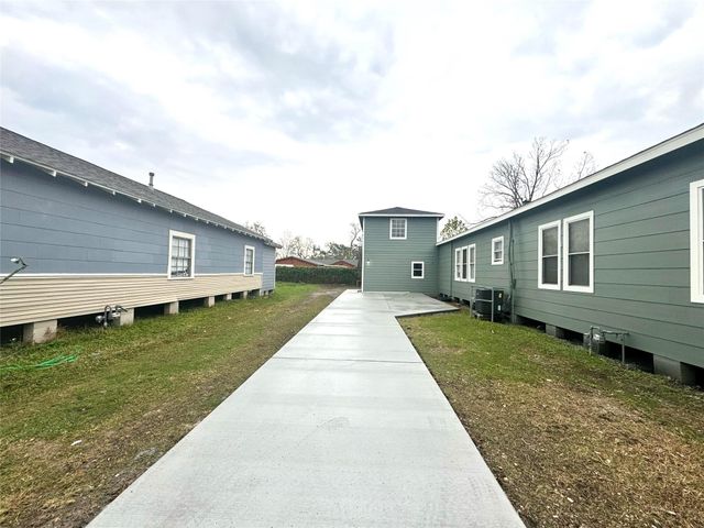 8704 Lanewood Drive A, Houston, TX 77016