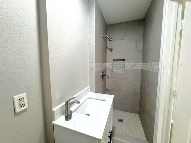 8704 Lanewood Drive A, Houston, TX 77016