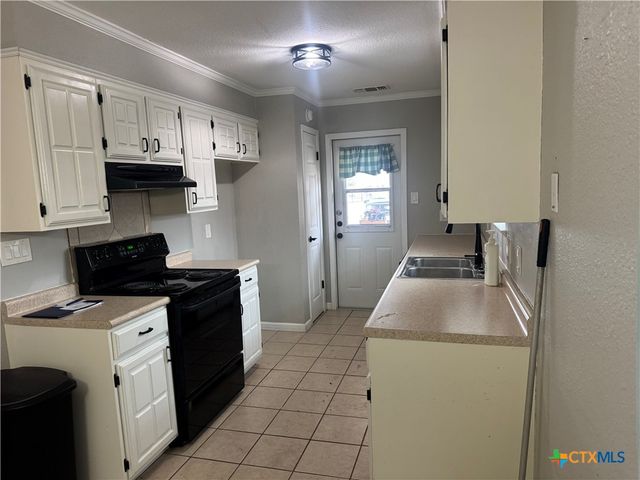 104 Alamo Circle, Cuero, TX 77954