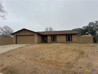 104 Alamo Circle, Cuero, TX 77954