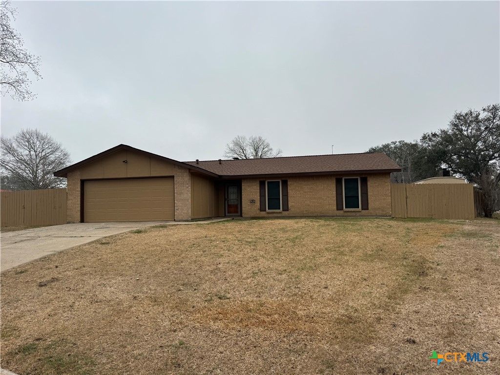 104 Alamo Circle, Cuero, TX 77954