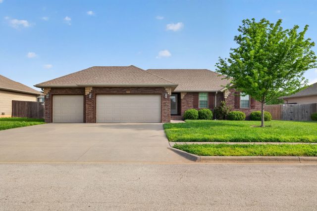 301 W Corsica Street, Republic, MO 65738