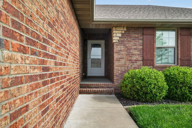 301 W Corsica Street, Republic, MO 65738