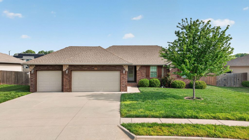 301 W Corsica Street, Republic, MO 65738