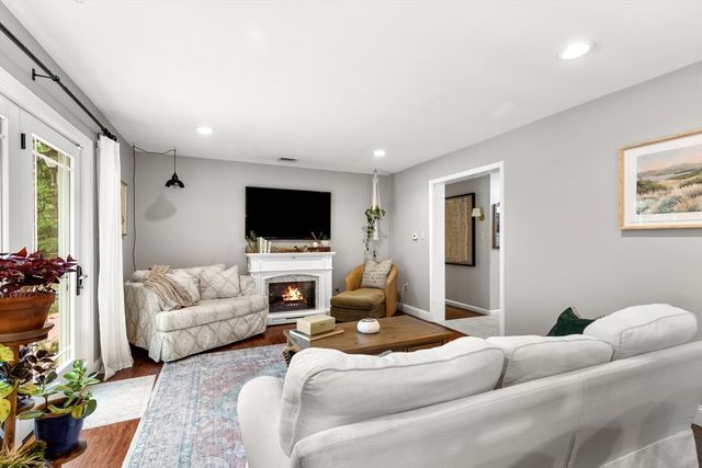 24 Moon Compass Ln, Sandwich, MA 02563