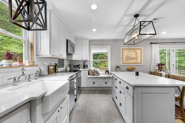 24 Moon Compass Ln, Sandwich, MA 02563