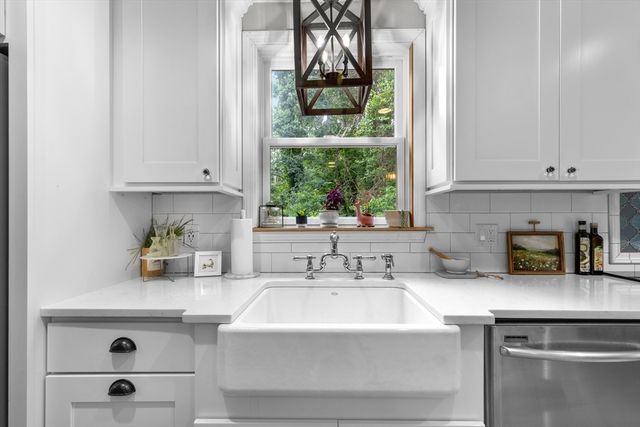 24 Moon Compass Ln, Sandwich, MA 02563