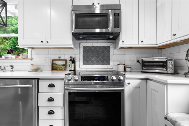 24 Moon Compass Ln, Sandwich, MA 02563