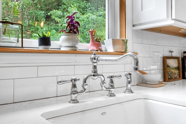 24 Moon Compass Ln, Sandwich, MA 02563