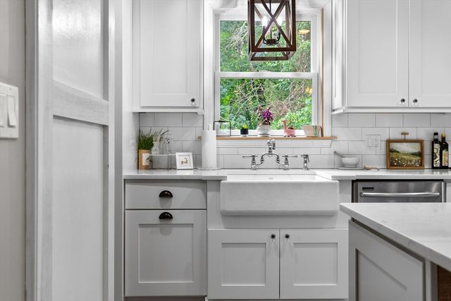 24 Moon Compass Ln, Sandwich, MA 02563