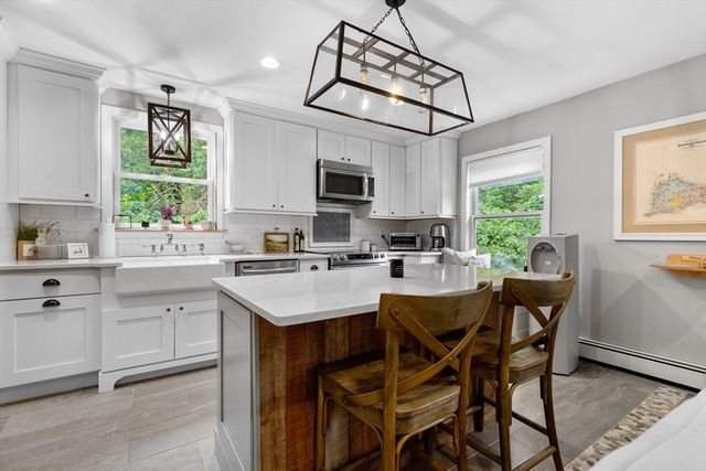 24 Moon Compass Ln, Sandwich, MA 02563