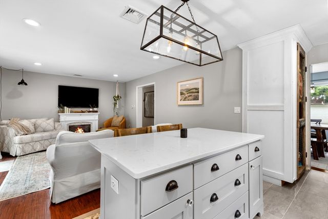24 Moon Compass Ln, Sandwich, MA 02563