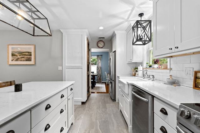 24 Moon Compass Ln, Sandwich, MA 02563