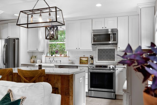 24 Moon Compass Ln, Sandwich, MA 02563