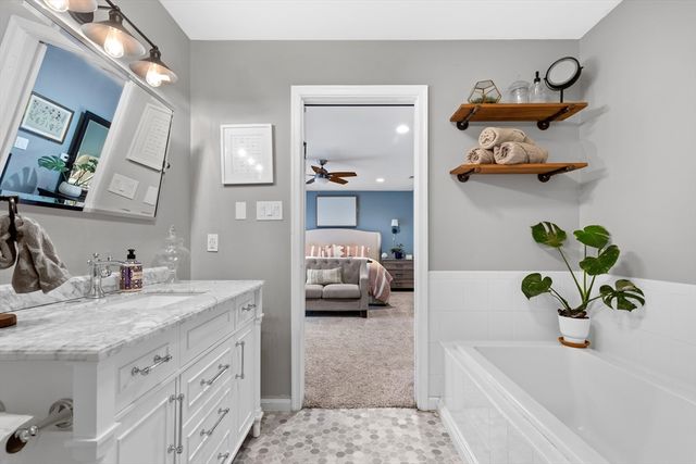 24 Moon Compass Ln, Sandwich, MA 02563