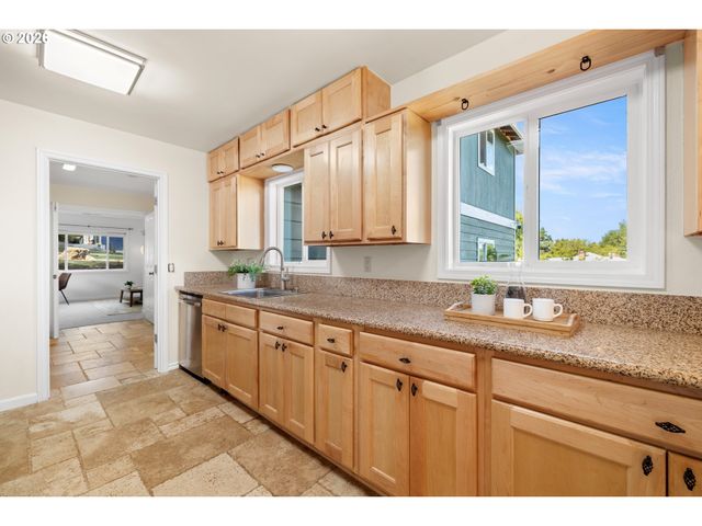 9744 Sw VIEW Ter, Tigard, OR 97224