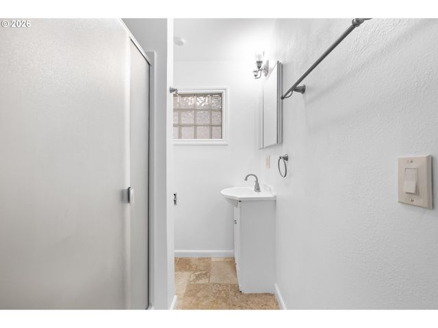 9744 Sw VIEW Ter, Tigard, OR 97224