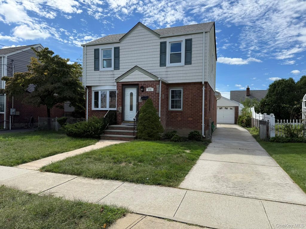 375 Latham Road, Mineola, NY 11501
