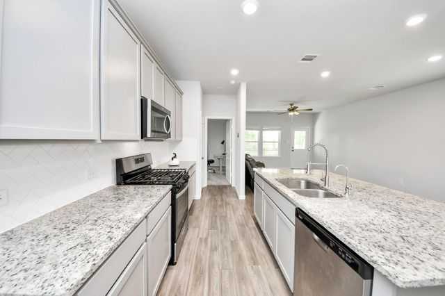 68 Valiant Ridge Trail, Magnolia, TX 77354