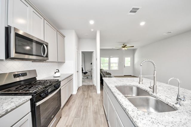 68 Valiant Ridge Trail, Magnolia, TX 77354