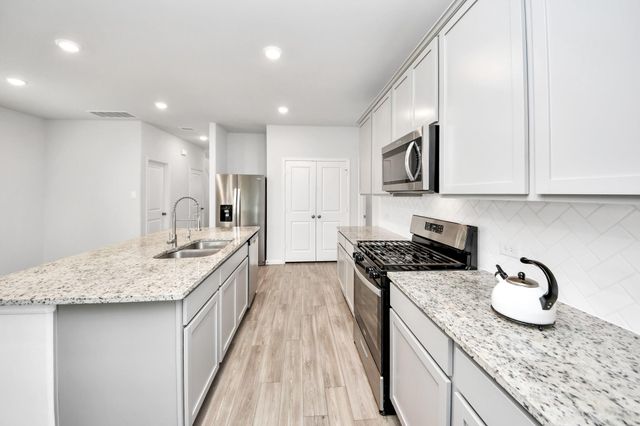 68 Valiant Ridge Trail, Magnolia, TX 77354