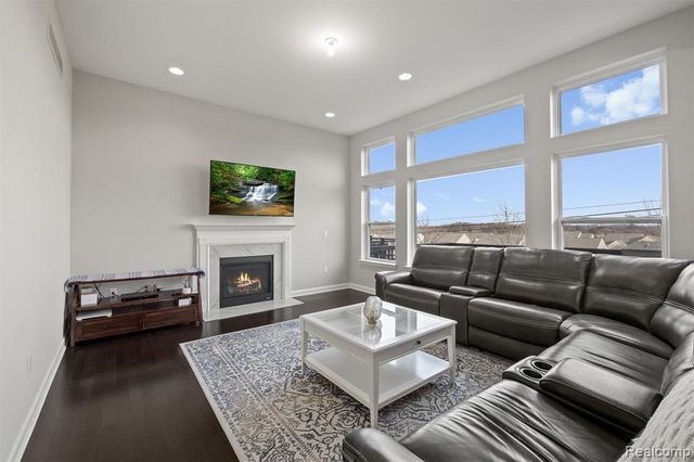 4882 E Stonegate Circle, Lake Orion, MI 48359