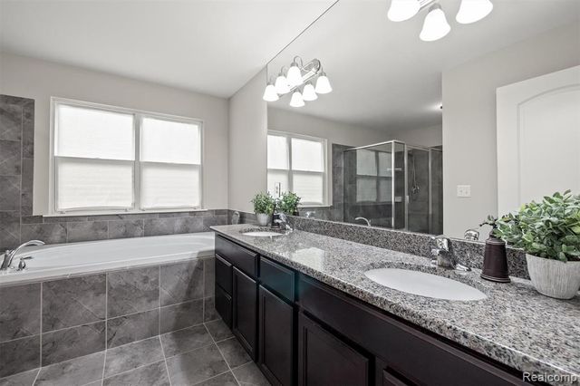 4882 E Stonegate Circle, Lake Orion, MI 48359