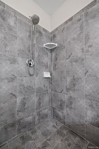 4882 E Stonegate Circle, Lake Orion, MI 48359