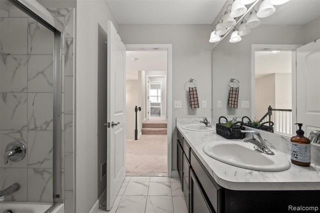 4882 E Stonegate Circle, Lake Orion, MI 48359