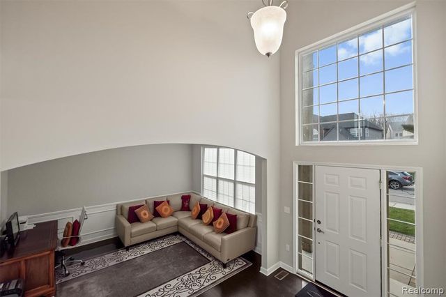 4882 E Stonegate Circle, Lake Orion, MI 48359