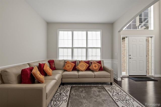 4882 E Stonegate Circle, Lake Orion, MI 48359