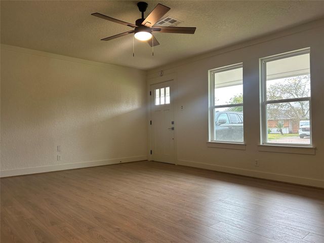 923 W 9th Street, Freeport, TX 77541