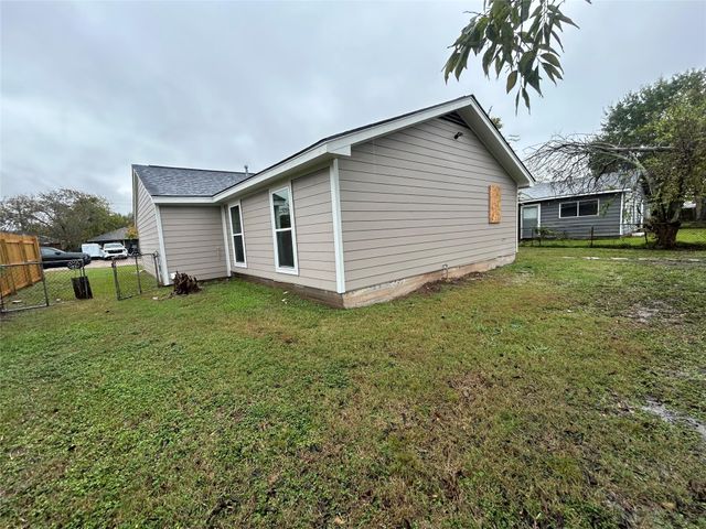 923 W 9th Street, Freeport, TX 77541