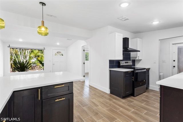 1363 Barbizon LN, Naples, FL 34104